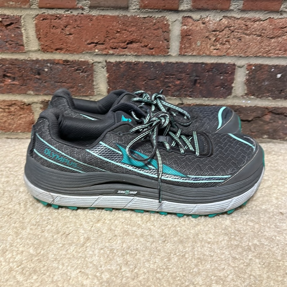 Good condition! Women’s SZ 9 Altra Olympus 2.0. Some wear. See pics. - Picture 4 of 9
